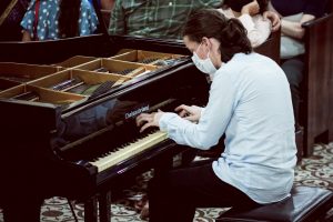 Quer colocar seu filho(a) na aula de piano? - Antonio Pianos